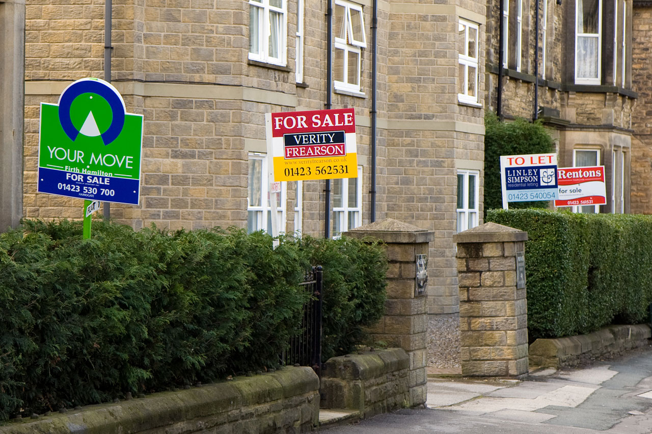 Pros And Cons Of Putting Up A For Sale Sign